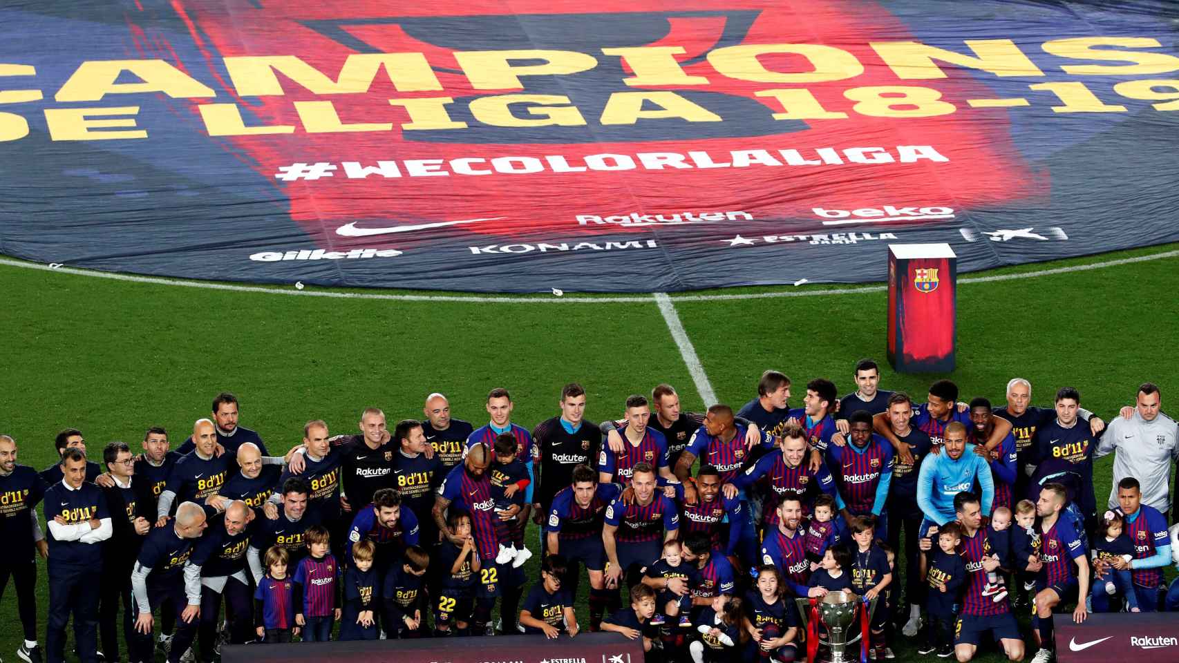 Los futbolistas del FC Barcelona celebran el título de Liga / EFE