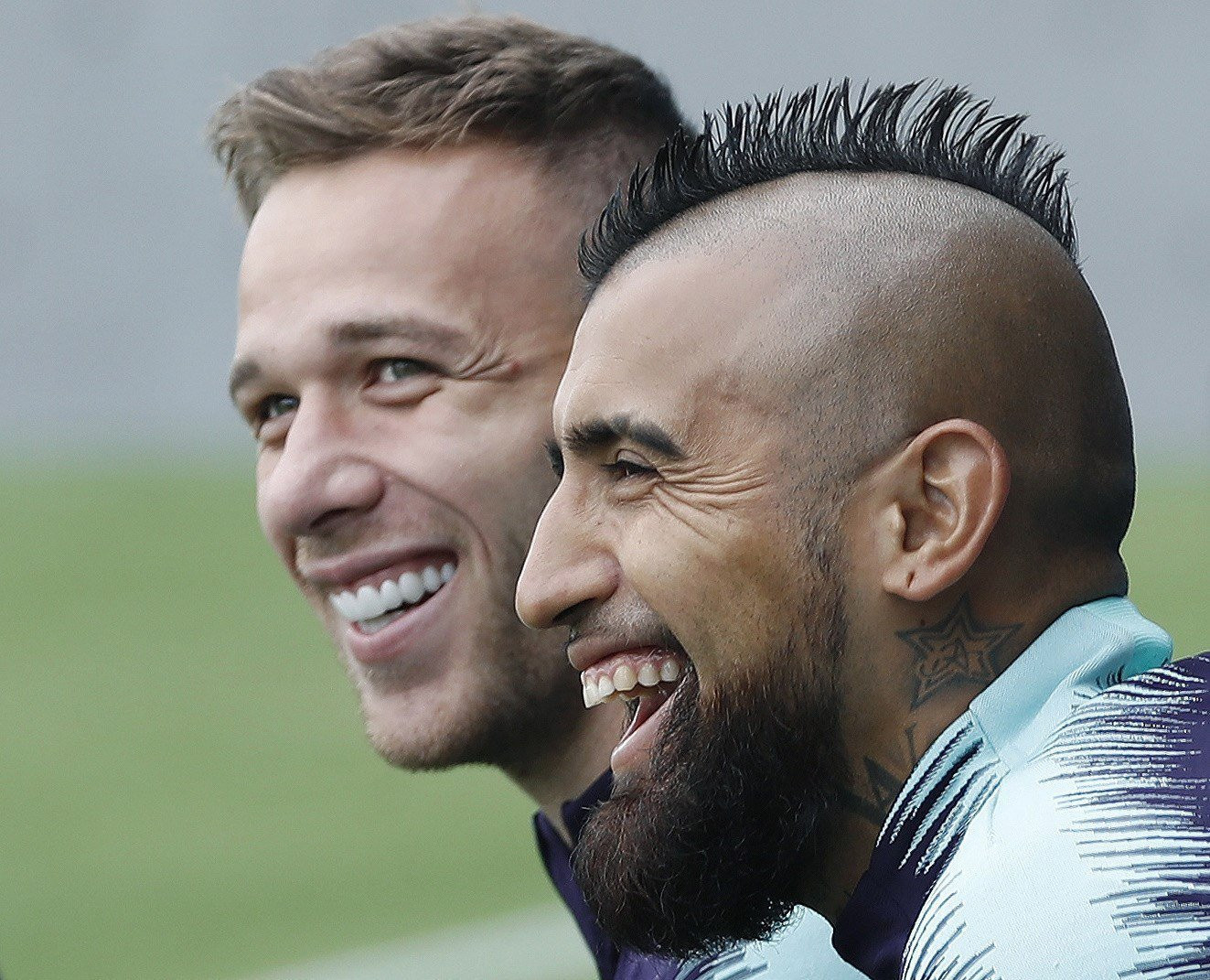 Arturo Vidal y se ríe con Arthur en un entrenamiento del Barça / EFE