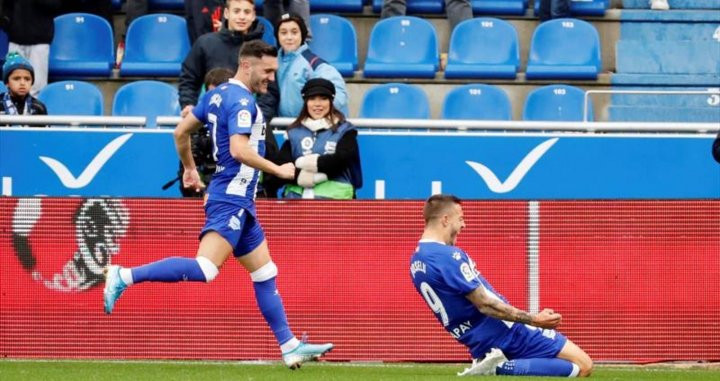 Lucas Pérez y Joselu celebran un gol con el Alavés / EFE