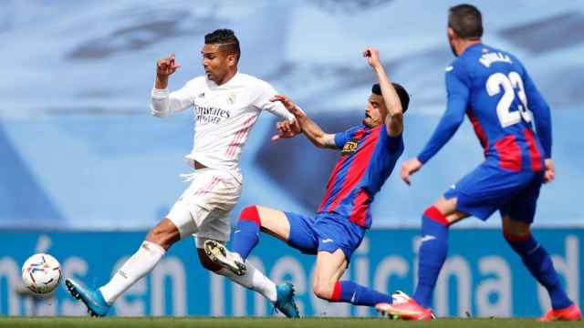 Casemiro en una acción ante el Eibar / RM