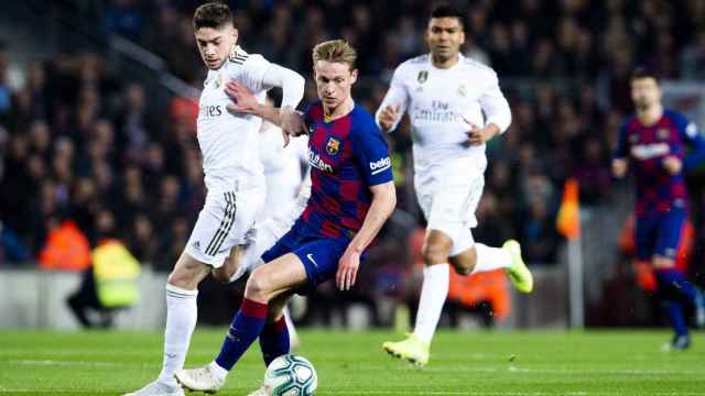 De Jong, ante Fede Valverde en el último Barça-Madrid | EFE