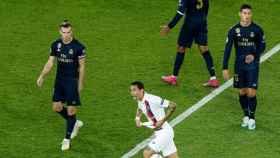 Di María celebra ante James y Bale el gol que anotó frente al Real Madrid / EFE