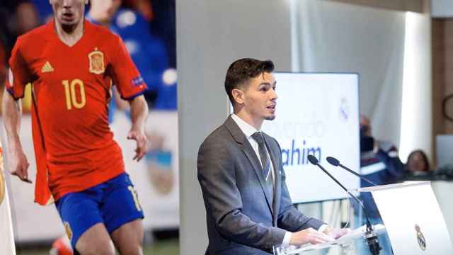 Brahim Díaz, durante su intervención de su presentación como nuevo jugador del Real Madrid en el palco de honor del estadio Santiago Bernabéu / EFE