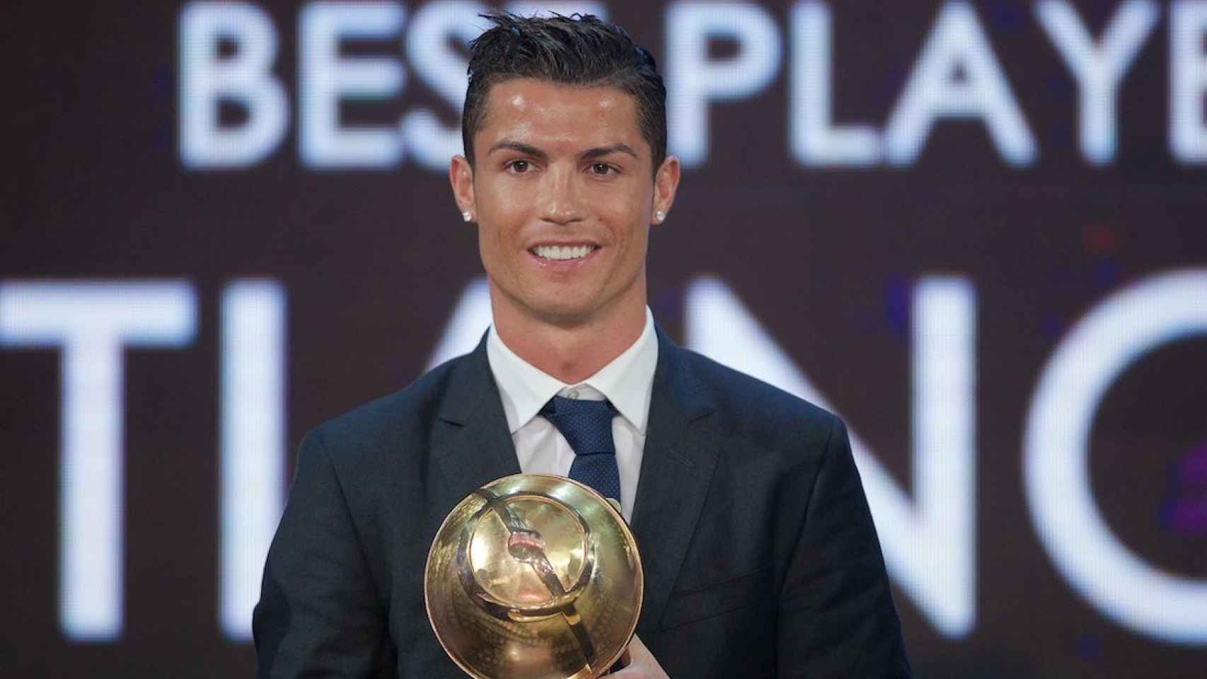 Una foto de Cristiano Ronaldo con el trofeo a mejor jugador del año 2018