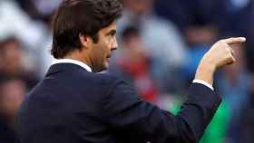 Solari da indicaciones a los jugadores del Real Madrid contra el Valladolid / EFE