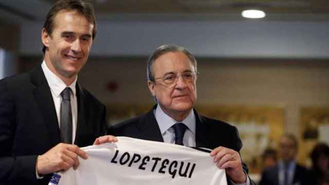 Lopetegui posa con Florentino Pérez en su presentación como entrenador del Real Madrid / EFE