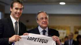 Lopetegui posa con Florentino Pérez en su presentación como entrenador del Real Madrid / EFE
