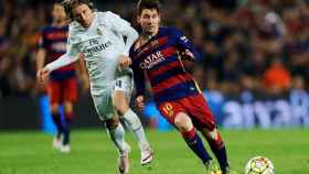 Una foto de archivo de Luka Modric y Leo Messi en un Clásico / EFE