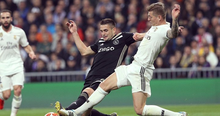 Kroos luchando con Tadic por un balón en el Real Madrid - Ajax / EFE