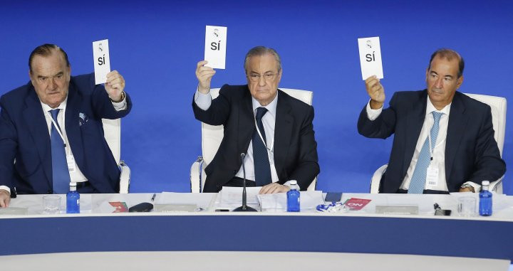 Florentino Pérez votando en una asamblea de socios / Real Madrid