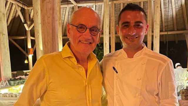 Carles Vilarrubí, junto al chef del Hotel Soneva Fushi, Joaquim Soler / @acgn_cat (TWITTER)