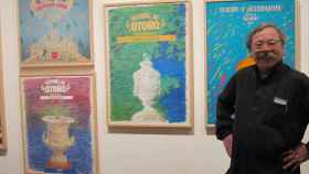 El artista Alberto Corazón frente a algunas de sus obras / EUROPA PRESS