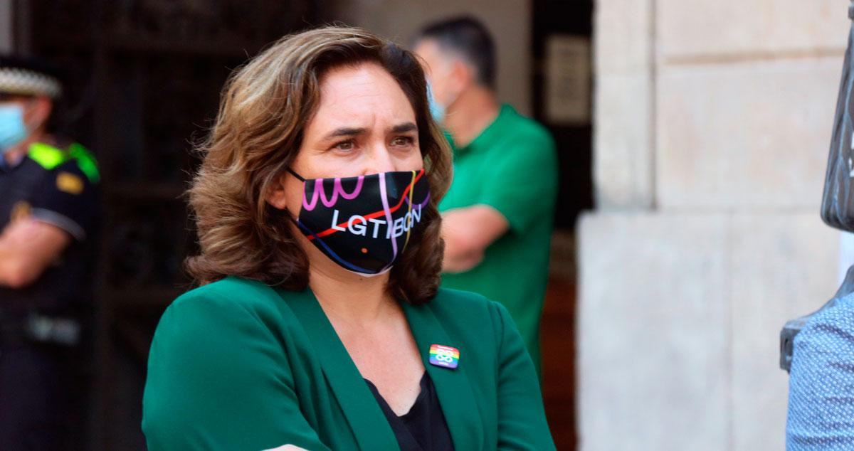 Ada Colau, alcaldesa de Barcelona, ataviada con mascarilla durante un acto público / EFE