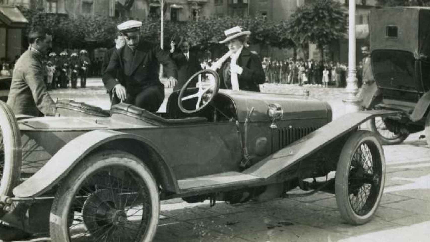El rey Alfonso XIII sube en un Hispano Suiza / ARCHIVO