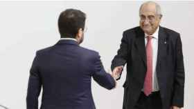 Joaquim Nadal, saludando a Pere Aragonès en su toma de posesión como consejero de Universidades / EFE