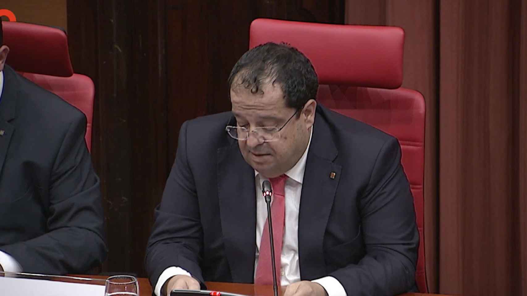 El 'conseller' de Interior Joan Ignasi Elena durante su comparecencia en el Parlament por el cese de Estela / PARLAMENT