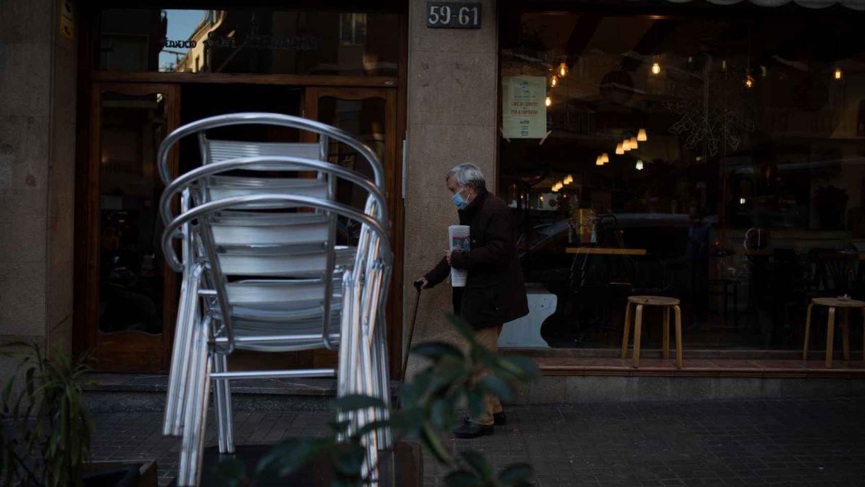 Sillas vacías en una terraza de un restaurante de Barcelona reflejan la crisis del sector de la restauración / EP