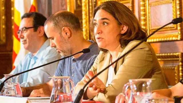 Ada Colau (d), alcaldesa de Barcelona, con Eloi Badia (c), concejal de Transición Ecológica y Emergencia Climática / EFE