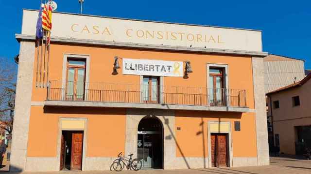 Fachada del Ayuntamiento de Palau-solità i Plegamans, en Barcelona, donde luce una pancarta con la palabra Llibertat! y un lazo amarillo / GOOGLE