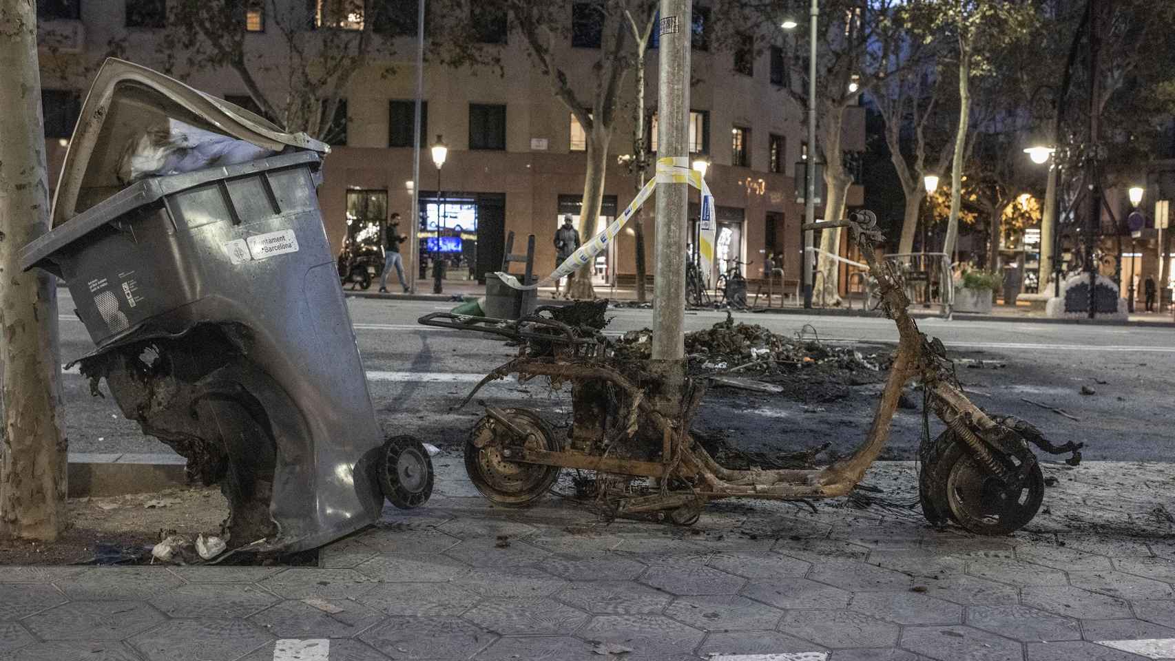 Consecuencias de las barricadas en el centro Barcelona / LENA PRIETO
