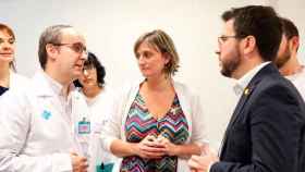 Alba Vergés, consejera de Salud de la Generalitat (c), con Pere Aragonès (d), vicepresidente del Govern, en una visita a un ambulatorio / CG
