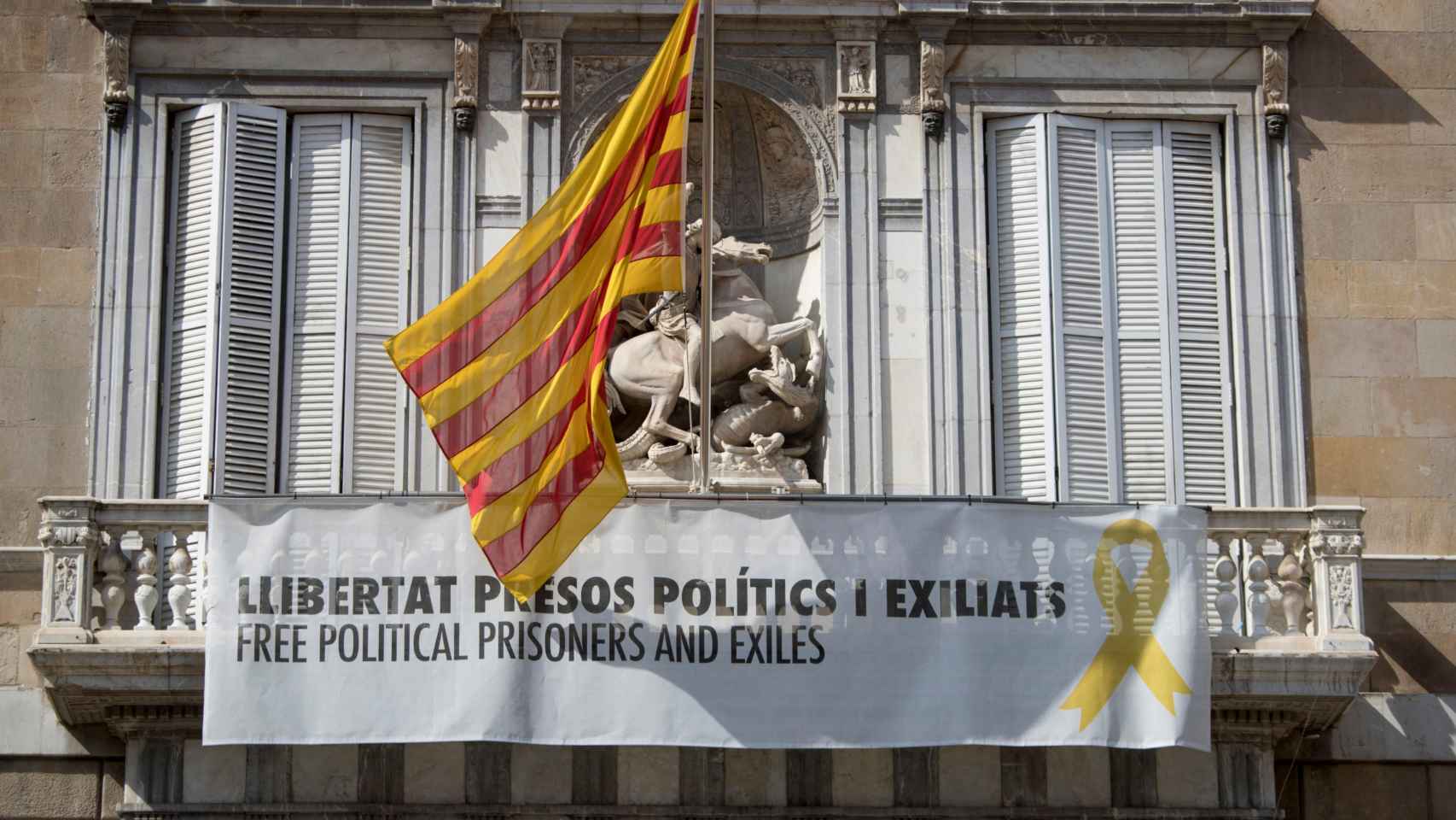 Cartel con lazos amarillos en el balcón del Palau de la Generalitat / EFE