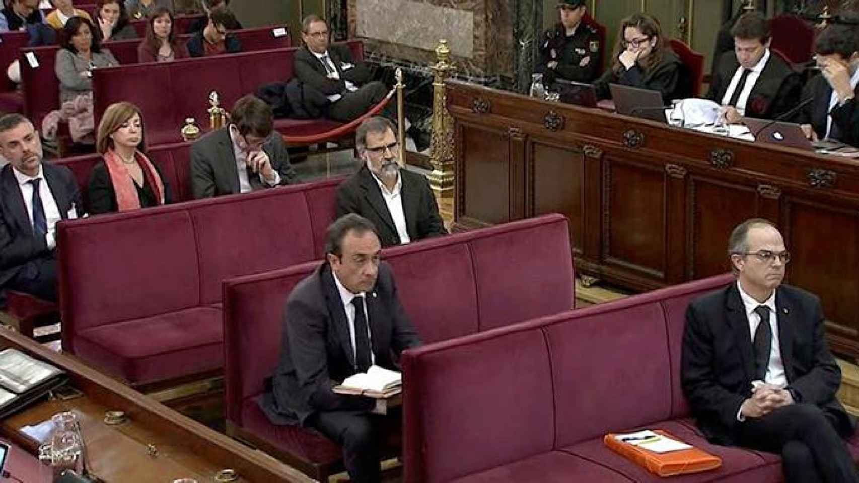 El 'exconseller' de Presidencia Jordi Turull (d), y Josep Rull (c) 'exconseller' de Territorio, durante una sesión del juicio del 'procés' de los independentistas en el Tribunal Supremo / EFE