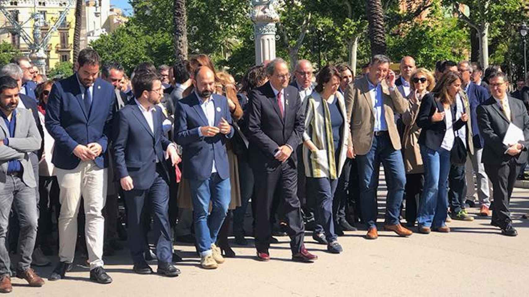 El presidente de la Generalitat, Quim Torra (c), acompañado por 'consellers' y otros integrantes del movimiento independentista, mientras se dirige al juzgado para declarar por desobediencia / CG
