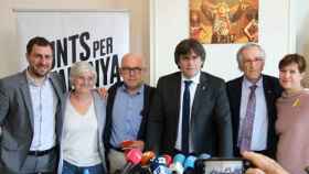 De derecha a izquierda: Toni Comín, Clara Ponsatí Gonzalo Boye, Carles Puigdemont, Xavier Trias y Bea Talegón / JxCat