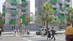 Imagen de ciudadanos de Barcelona ante un bloque de viviendas en venta / CG