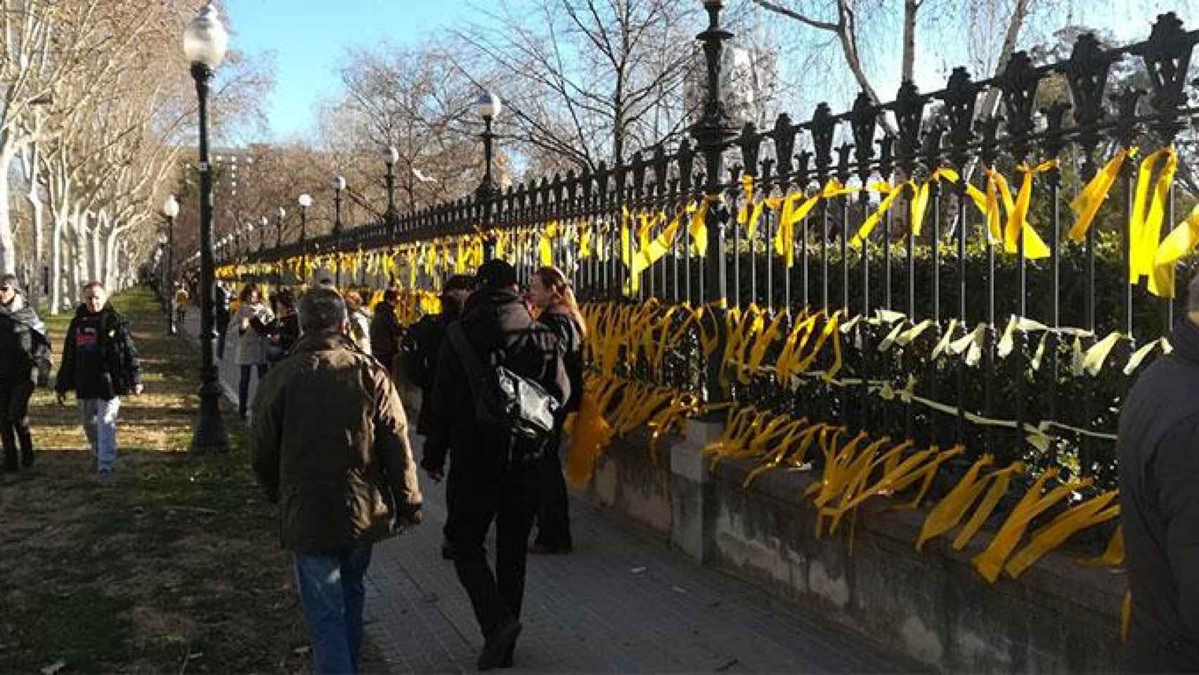 Lazos amarillos en espacios públicos / EUROPA PRESS