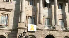 El lazo amarillo en el Ayuntamiento de Barcelona