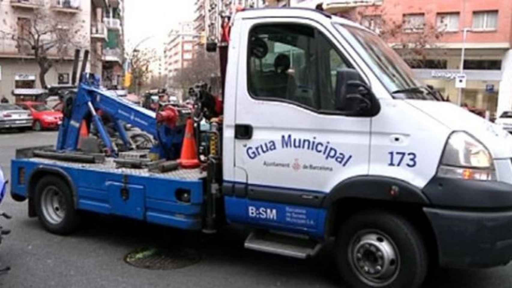 Grúa Municipal de Barcelona, como la que cargó un coche, cuyo dueño perdió los nervios y encañonó a los agentes con una pistola / BTV
