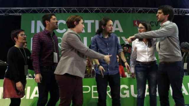 Ada Colau y Ernest Urtasun (d) se señalan mutuamente en presencia de Pablo Iglesias en un acto de partido (c) / EFE