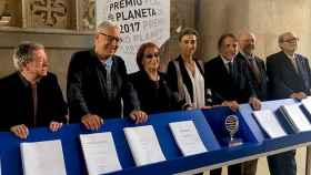 El presidente del Grupo Planeta, Josep Creuheras (en el centro de la imagen), jutno con el jurado del Premio Planeta / CG