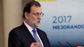 El presidente del Gobierno, Mariano Rajoy, durante su comparecencia hoy en Moncloa para hacer balance del curso político y exponer sus perspectivas ante el siguiente curso, en la que ha anunciado que el Gobierno presentará un recurso ante el Tribunal Cons
