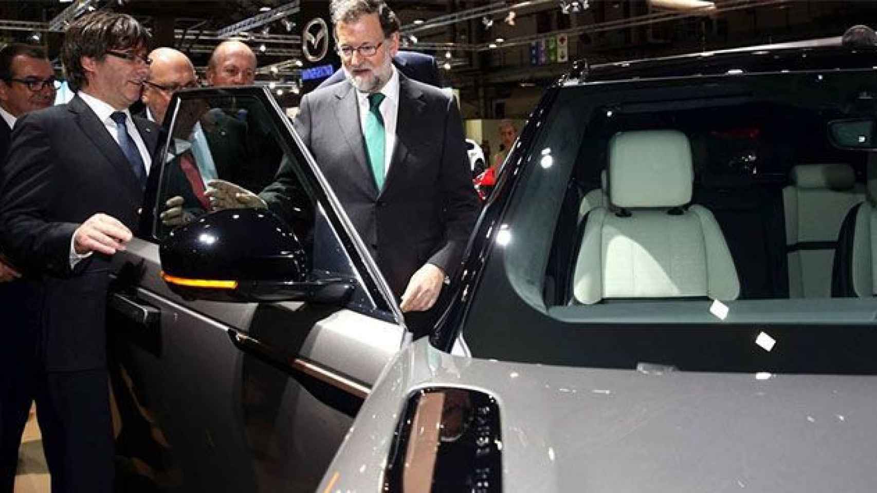 Carles Puigdemont y Mariano Rajoy visitando el Salón del Automóvil de Barcelona / EFE