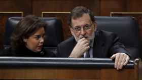Soraya Sáenz de Santamaría y Mariano Rajoy, que mantienen el puso con Carles Puigdemont, en el Congreso / EFE