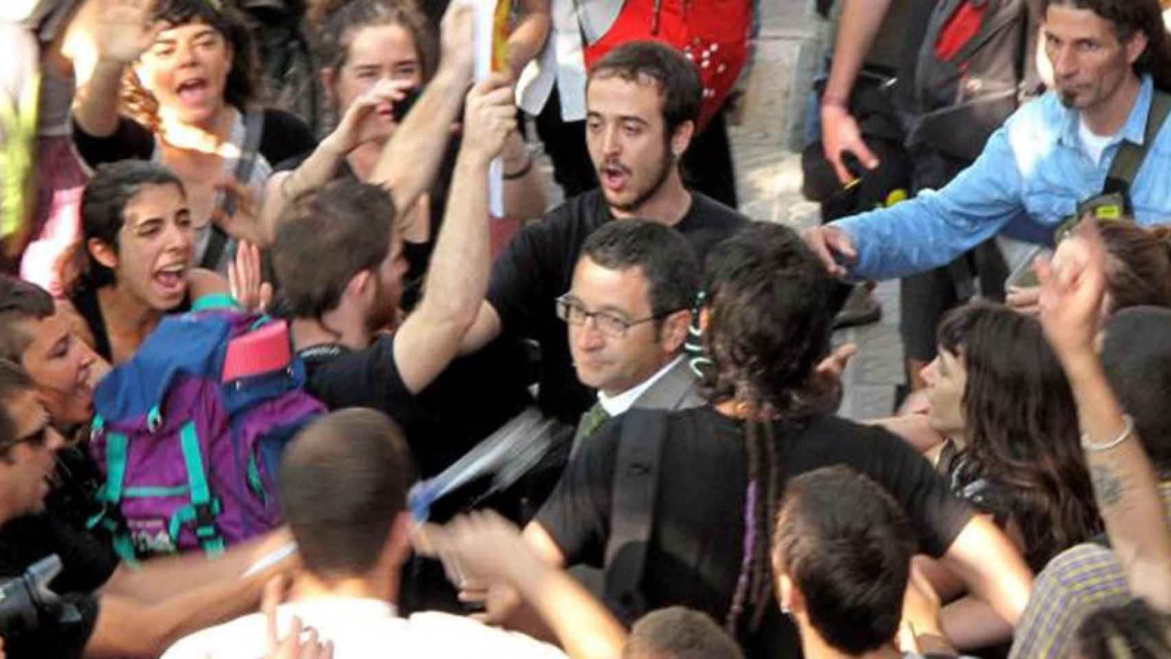 Jordi Terrades, diputado del PSC, acorralado en el asedio al Parlament de 2011.