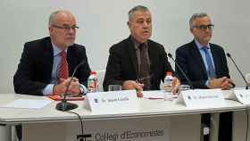 Antoni Castells (i) y Miquel Puig (d), en el Colegio de Economistas de Cataluña