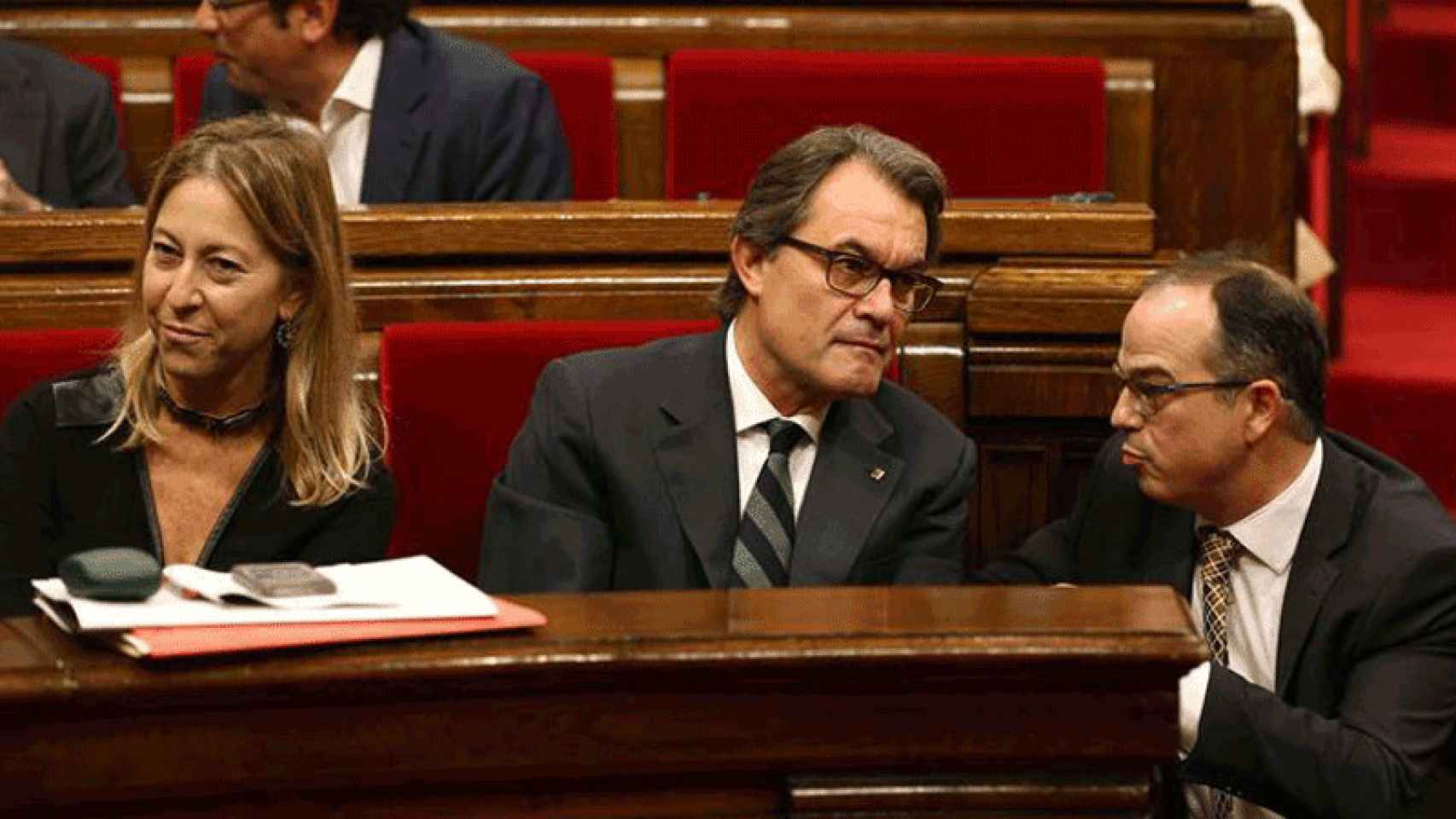 El presidente de la Generalitat en funciones, Artur Mas (en el centro), junto a su vicepresidenta, Neus Munté (izquierda) y el portavoz de JxSí, Jordi Turull (derecha)