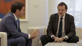 El líder de C's, Albert Rivera, y el presidente del Gobierno, Mariano Rajoy, durante su encuentro en La Moncloa