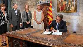 Artur Mas, en presencia de Gispert, Munté, Homs y Borràs, firmando el decreto de convocatoria del 27S