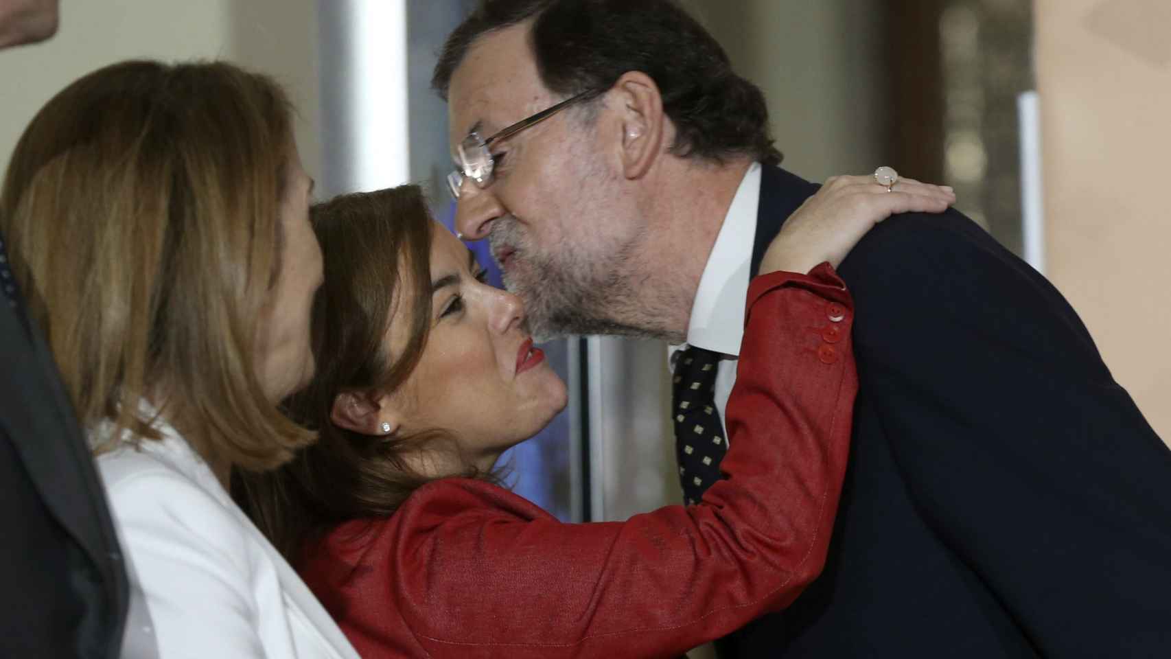 Mariano Rajoy saluda a Soraya Sáenz de Santamaría en presencia de Ana Pastor