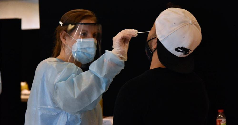 Una trabajadora sanitaria realiza un test de antígenos a un joven para acceder al festival Cruïlla / DAVID OLLER (EP)
