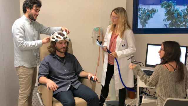 Un paciente con párkinson prueba el nueva tratamiento de estimulación por campo magnético / HM HOSPITALES