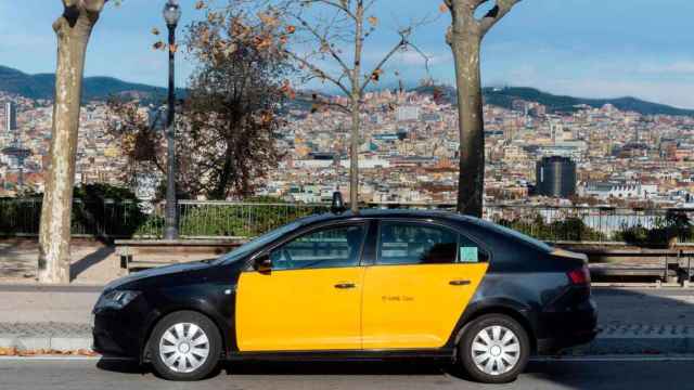 Imagen de un taxi en Barcelona, que ha chocado contra un vehículo de Cabify cuyo conductor iba drogado / CG