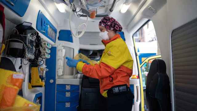 Una técnico del Sistema de Emergencias Médicas (SEM) de la Generalitat de Cataluña en una ambulancia / PAU VENTEO - EUROPA PRESS