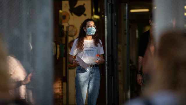 Una profesora con mascarilla a las puertas de un colegio / EP