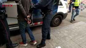 Uno de los detenidos durante el desmantelamiento de un punto de venta y consumo de cocaína en L'Hospitalet de Llobregat (Barcelona) / MOSSOS